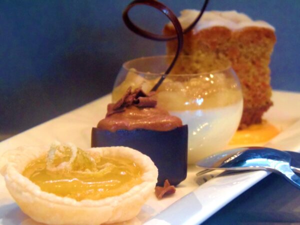 Grand dessert, bestaande uit lemon-curd taartje, panna cotta, carrotcake en chocolademousse